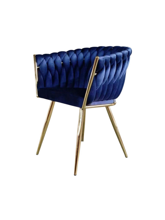 Silla de tocador de terciopelo azul con respaldo trenzado y patas doradas, en fondo blanco