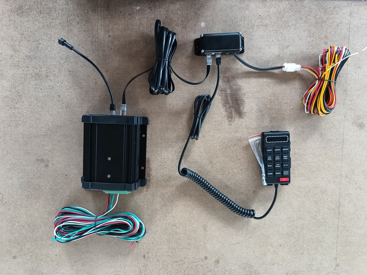 Sirena Vehicular de 100W de Potencia Con Controlador Unimando, Micrófono, Control de Tonos y Patrones de destello de Barras de Luces Serie X67 / X75
