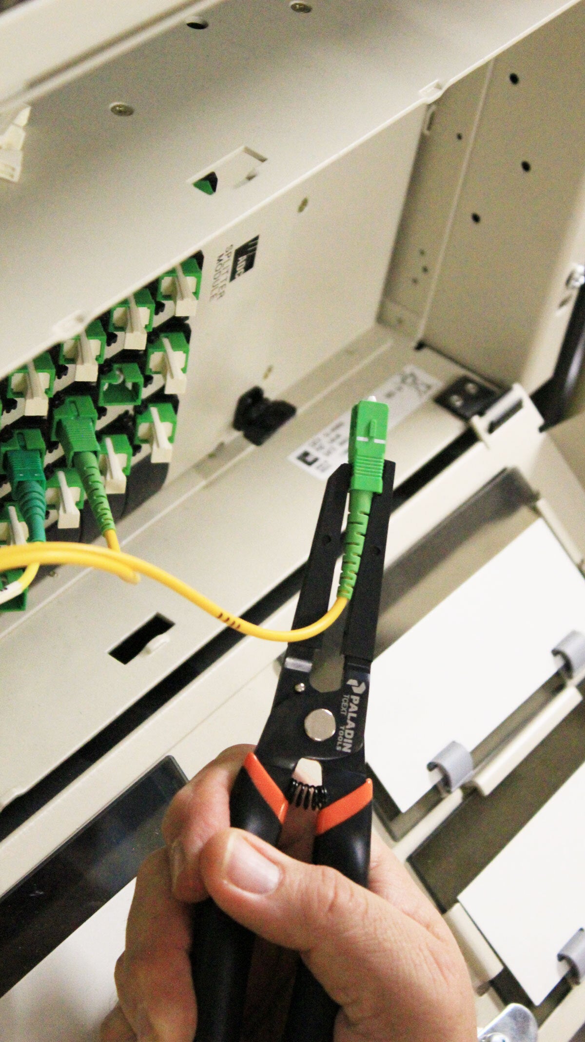 Herramienta para Inserción y Extracción de Conectores LC y SC de Fibra Óptica