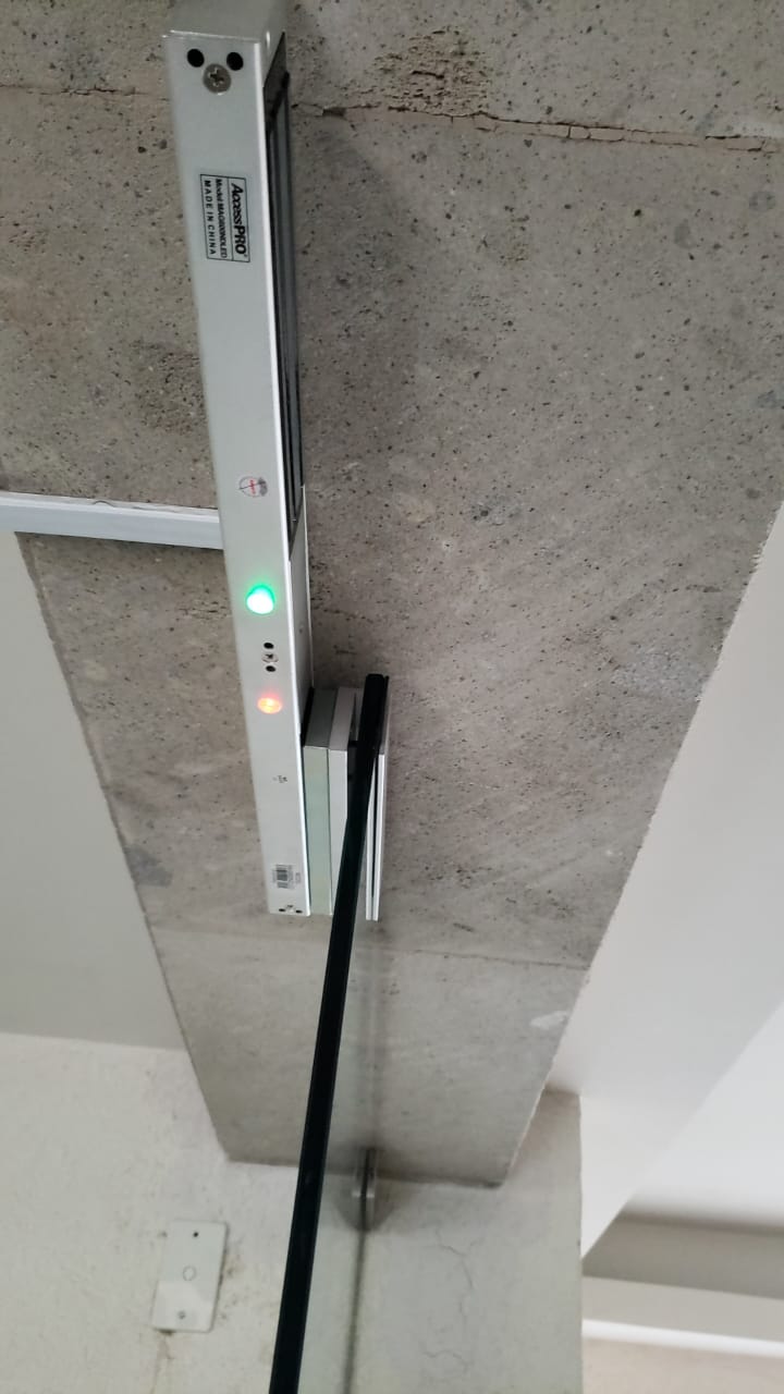 Montaje para puerta de vidrio / Compatible con chapa MAG600LED/MAG600NLED/MAG600NTLED