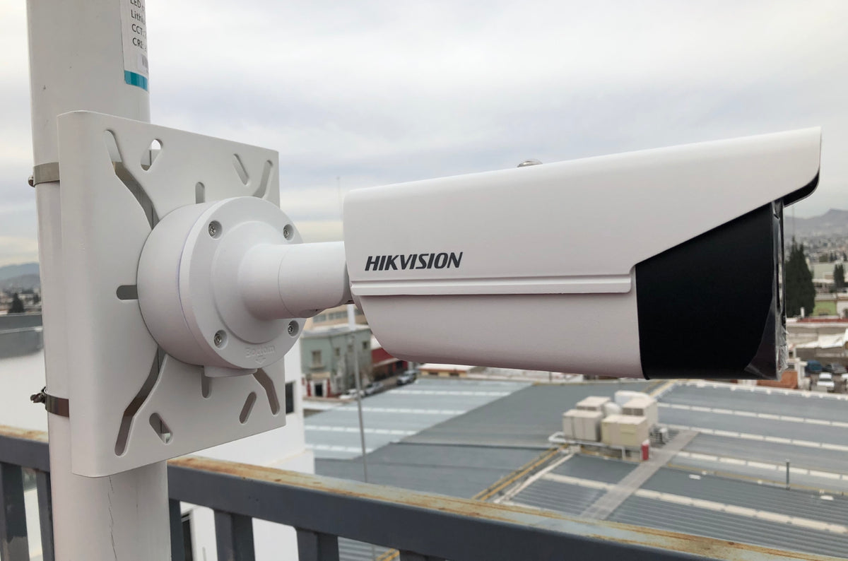 Montaje universal para instalación de cámaras en poste