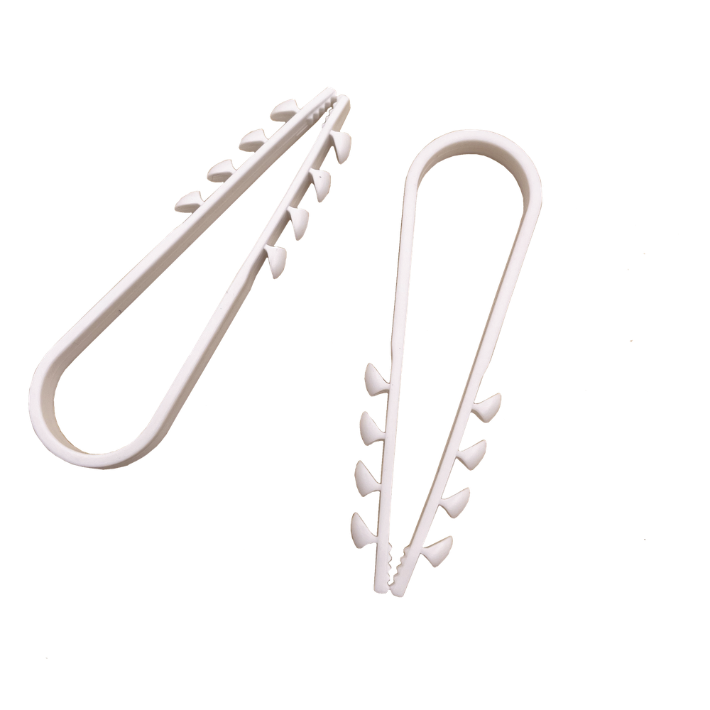 Bolsa con 100 clips sujetadores de plástico para cables de 19 a 25 mm. Ideales para instalaciones en pared, brindan sujeción firme y segura.