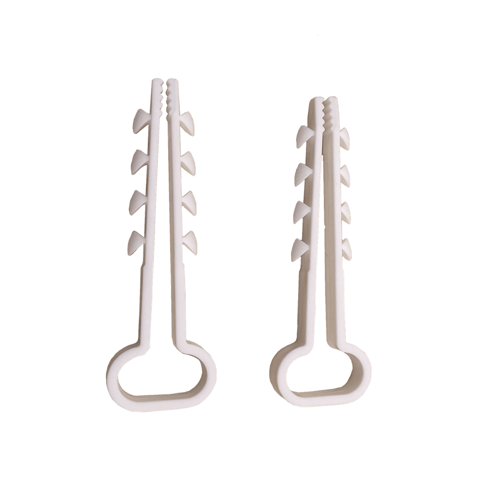 Bolsa con 100 clips sujetadores de plástico para cables de 6 a 12 mm. Ideales para instalaciones en pared, brindan sujeción firme y segura.