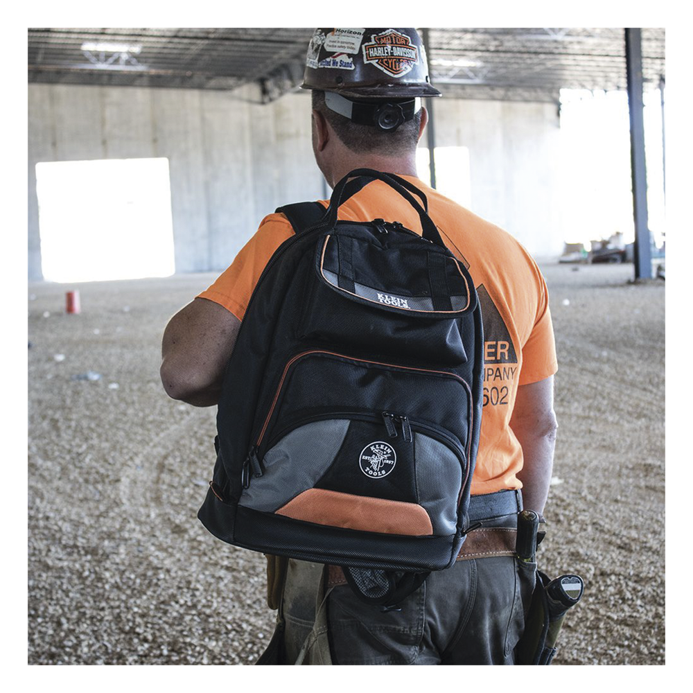 Mochila para Herramientas Tradesman Pro™ de 44.5 cm en Color Negro con 35 Bolsillos (No incluye herramientas).