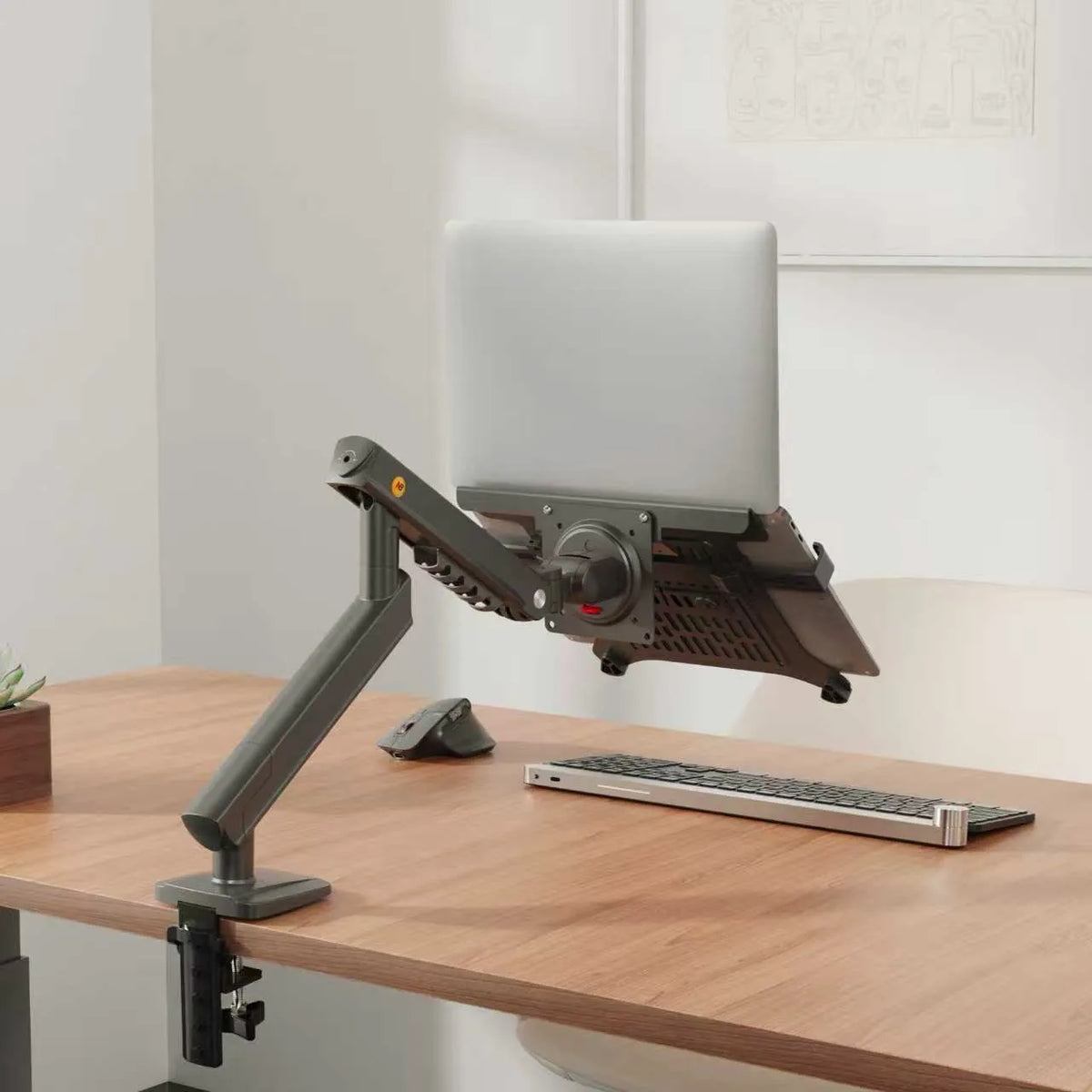 Brazo Ergonómico para Monitor / Soporte 17\"-32\" / Carga 2-7 kg / Ajuste de Tensión / Rotación ±90° / Instalación Abrazadera o Pasacables