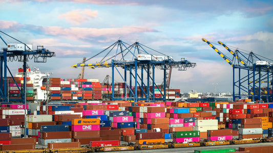 Contenedores rojos y azules apilados en el puerto de Los Ángeles