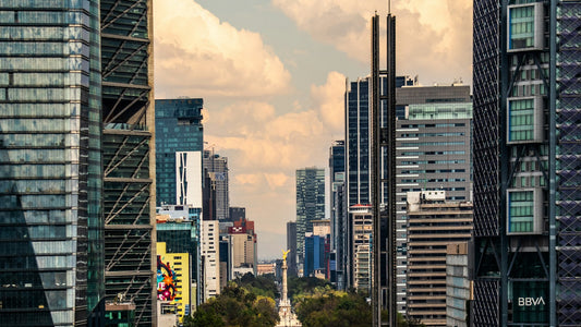Edificios de Paseo de la Reforma en la Ciudad de México con la bandera de México