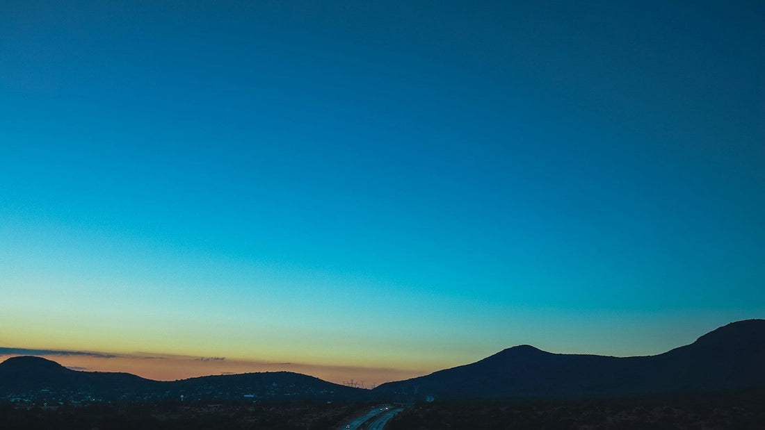 Tractocamión de carga en una carretera de Querétaro al atardecer