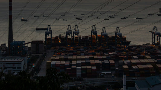 Puerto de Shekou en Shenzhen, China, con grúas y contenedores al atardecer