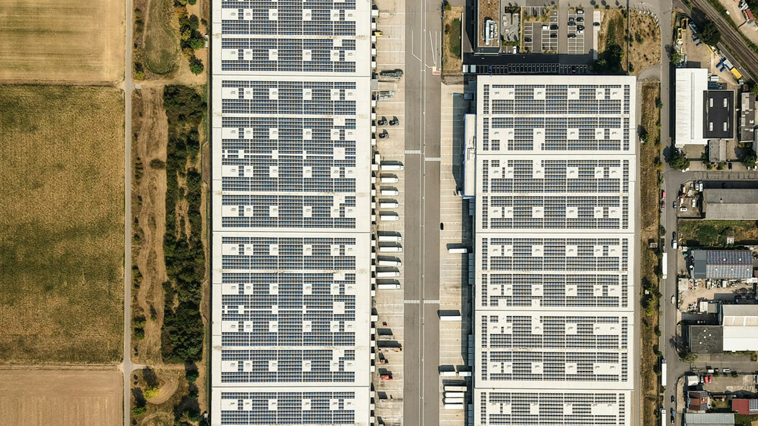 Vista aérea de dos naves industriales con paneles solares en el techo