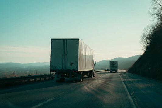 Tractocamiones de carga en una carretera de Estados Unidos