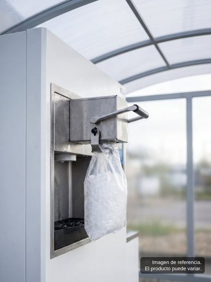 Dispensador semiautomático de bolsas con agarradera en la salida de hielo de una expendedora, con una bolsa de 2 kg llena