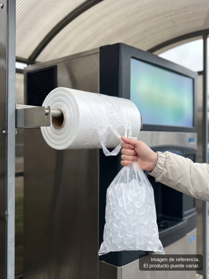 Rollo de bolsas con agarradera junto a una expendedora de hielo y una bolsa de 2 kg llena de hielo