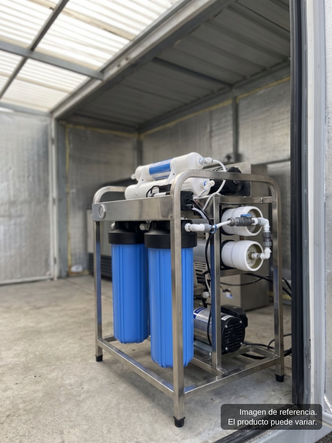 Sistema de ósmosis inversa de 400 galones con portafiltros azules y bomba en el cuarto técnico de una expendedora