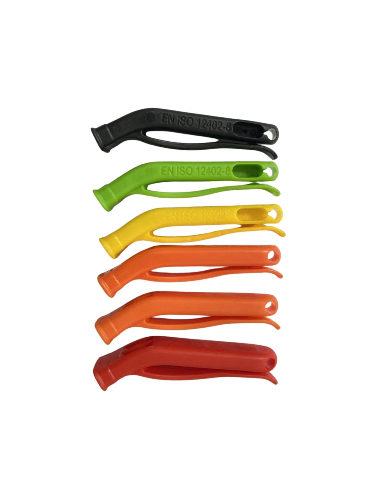 Silbatos de salvavidas y de árbitro en negro, verde, amarillo, naranja y rojo en fondo blanco