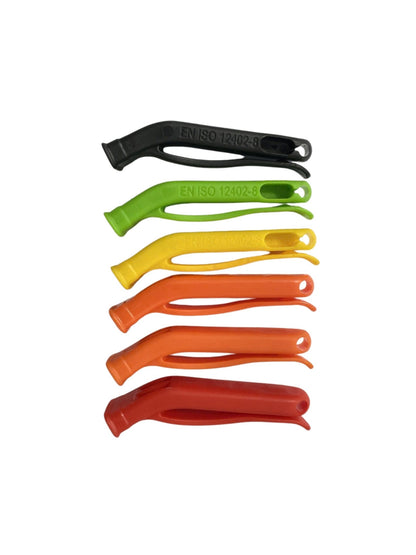 Silbatos de salvavidas y de árbitro en negro, verde, amarillo, naranja y rojo en fondo blanco