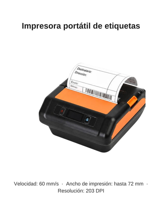 Impresora portátil de etiquetas Bluetooth negra y naranja imprimiendo una etiqueta de envío, en fondo blanco, con velocidad de 60 mm/s, ancho de impresión de hasta 72 mm y 203 DPI