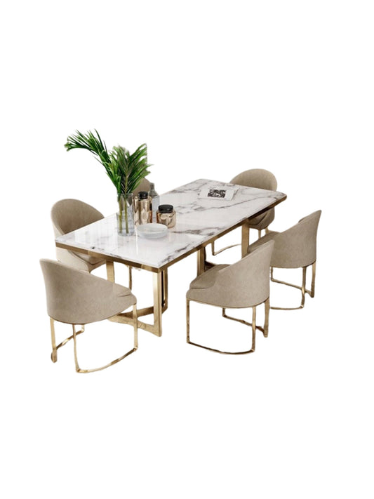 Comedor de mármol blanco con base dorada y cuatro sillas tapizadas color beige, en fondo blanco
