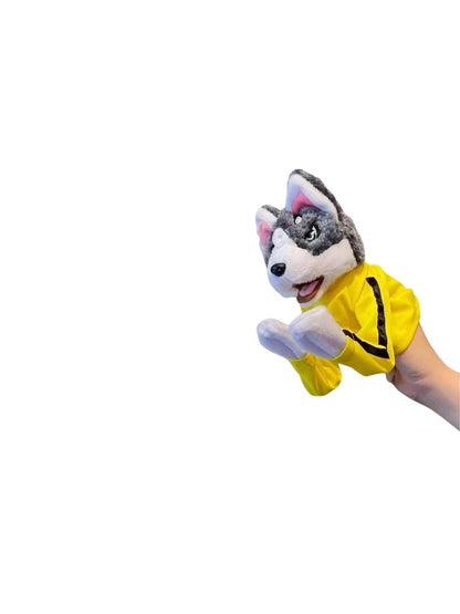 Títere de perro husky boxeador con traje amarillo, en fondo blanco