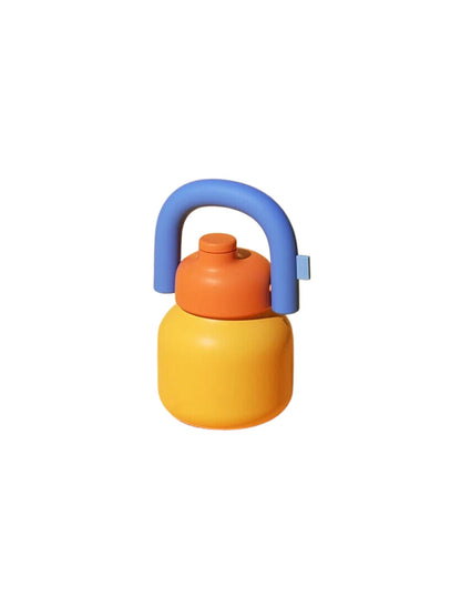 Termo de acero inoxidable color amarillo con tapa naranja y asa azul, en fondo blanco