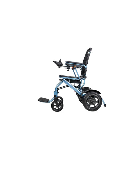 Silla de ruedas eléctrica plegable con batería de litio, chasis de aluminio azul y control de joystick, en fondo blanco