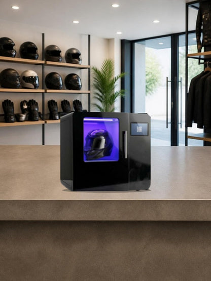 Estación de higienización de cascos de un compartimento sobre el mostrador de una tienda de accesorios para moto