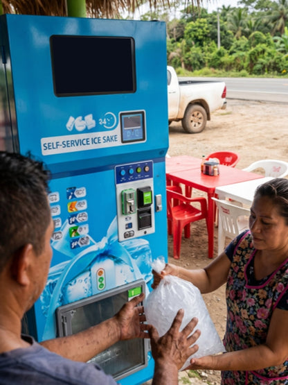 Cocinera de fonda entrega hielo a un trailero junto a la máquina de hielo 160 kg/día en Tabasco