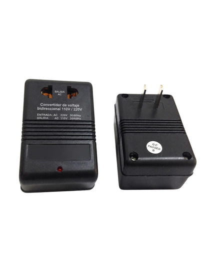 Convertidor de voltaje bidireccional 110 V / 220 V en carcasa negra, vista frontal con contactos y vista trasera con clavija, en fondo blanco