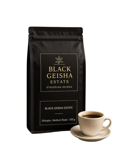 Bolsa negra de café Geisha Black Geisha Estate de Etiopía, tueste medio 500 g, con taza de café, en fondo blanco