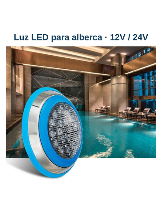 Luz LED subacuática para alberca de 12V/24V con aro azul, junto a una alberca iluminada
