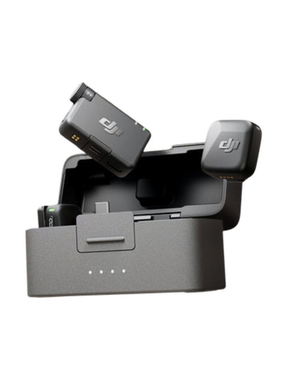 Micrófono inalámbrico DJI Mic Mini con dos transmisores y estuche de carga, en fondo blanco