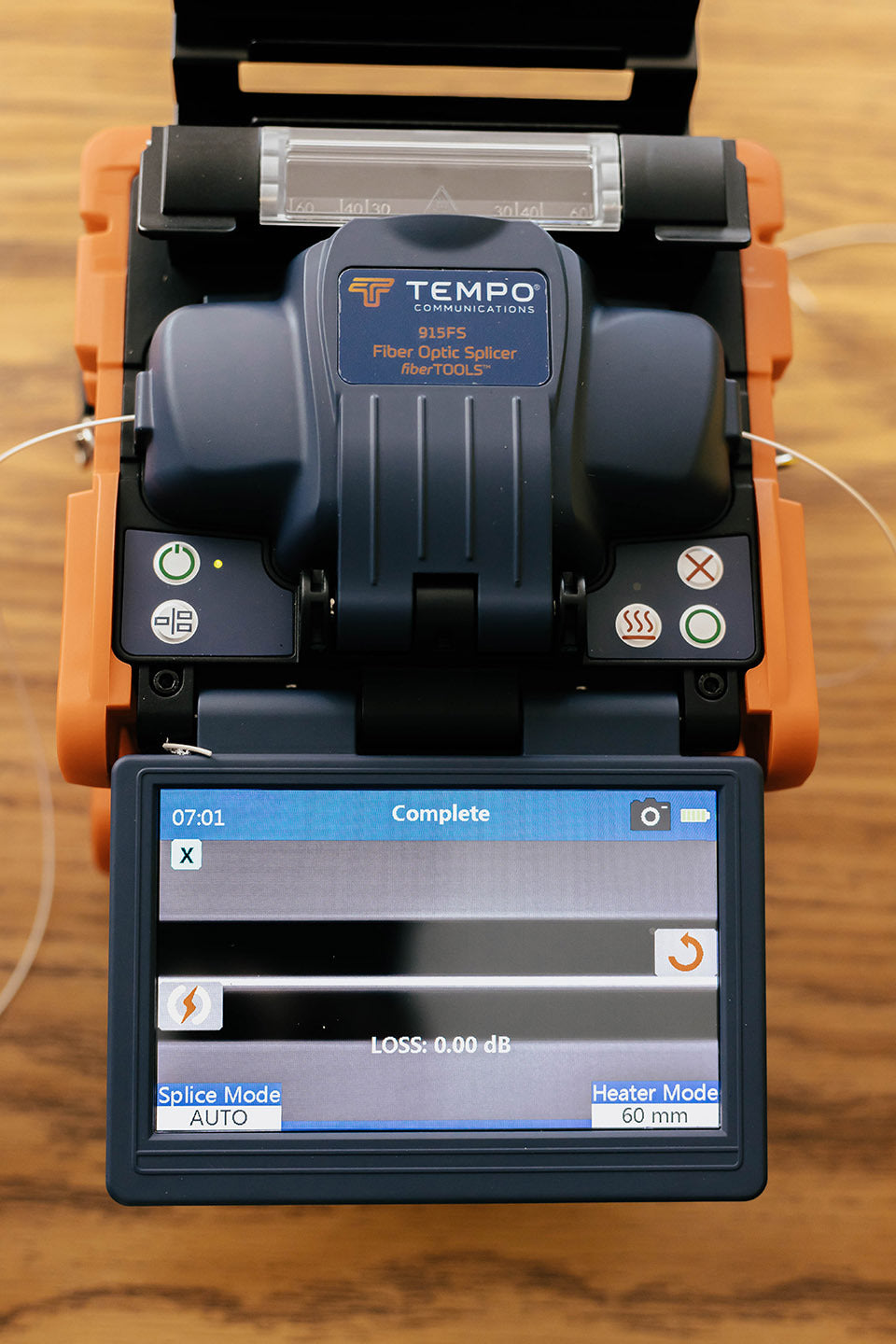 Fusionadora de Fibra Óptica de Alineación Activa por Revestimiento con 4 Motores con Pérdida Típica (SM); 0.02 dB (MM); 0.04 dB) con Pantalla Touch