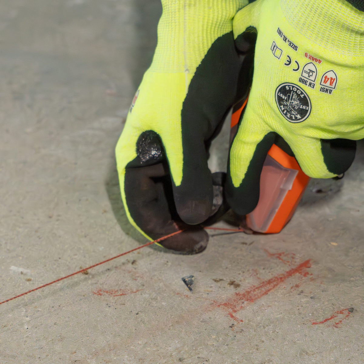 Línea de Tiza Autorretráctil con Tiza Roja para Trazado en el Trabajo
