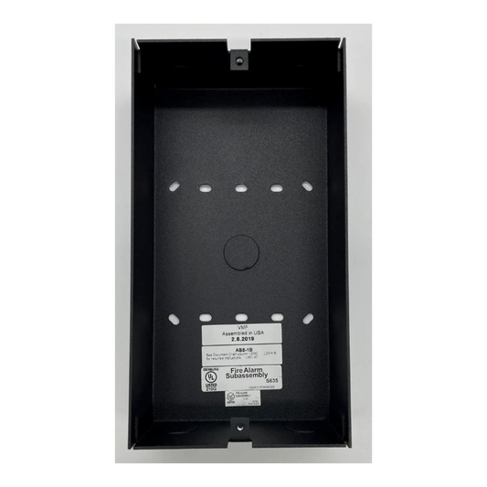 Caja de montaje en superficie para un módulo anunciador de la serie ACS, con entradas para conducto de 1/2 pulgada