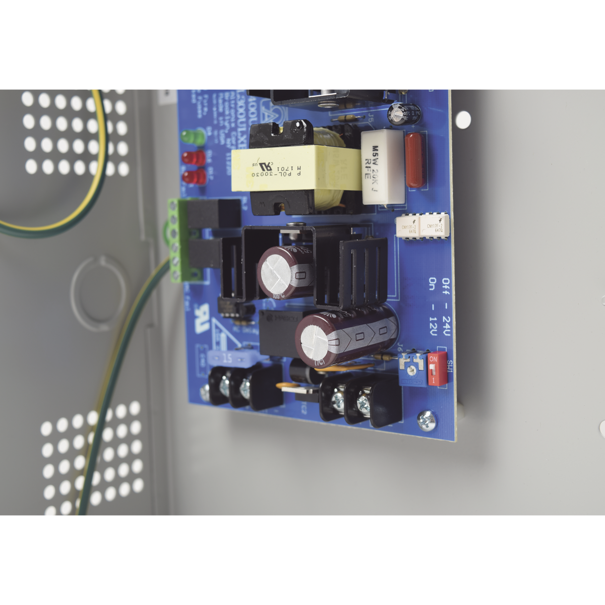 Fuente de Poder, 13.8 Vcc, 7 A, 96.6 W, Entrada 115 Vca, Regulación Electrónica, Disipador de Calor