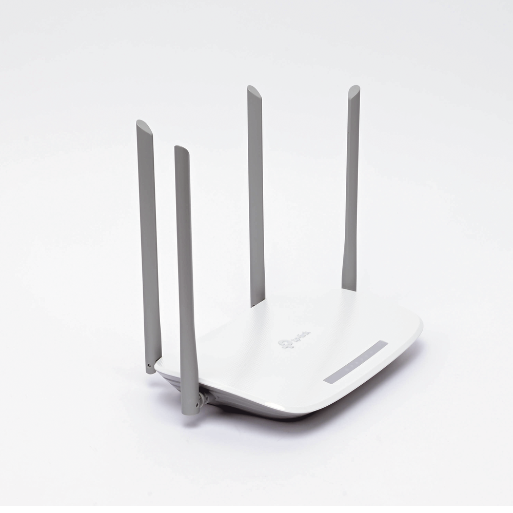 Router Inalámbrico ISP / Doble Banda AC1200 / 4 Antenas Externas / 3 Puertos LAN 10/100/1000 Mbps / 1 Puerto WAN 10/100/1000 Mbps / Compatible con