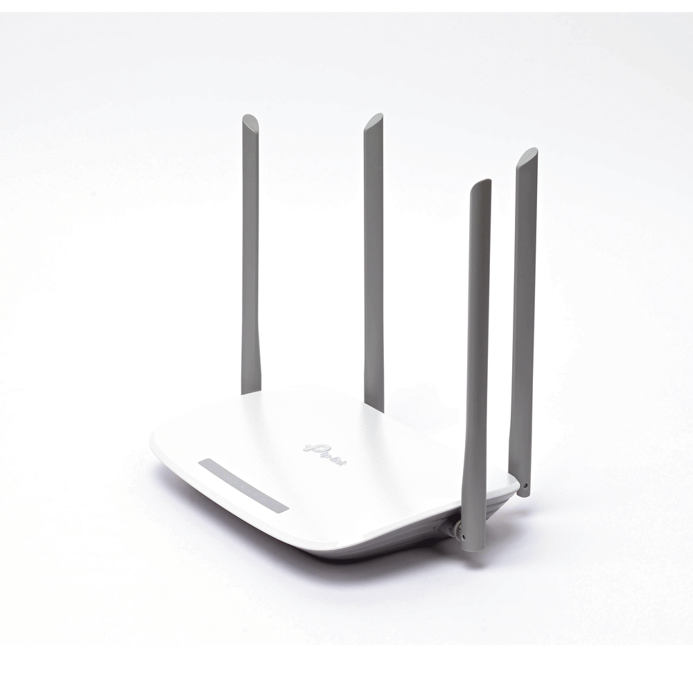 Router Inalámbrico ISP / Doble Banda AC1200 / 4 Antenas Externas / 3 Puertos LAN 10/100/1000 Mbps / 1 Puerto WAN 10/100/1000 Mbps / Compatible con