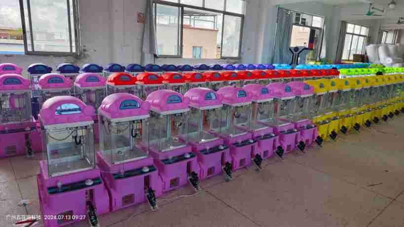 Pequeña máquina de garras de premios para niños, diferentes colores.