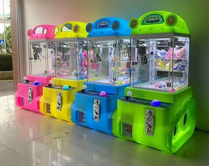 Pequeña máquina de garras de premios para niños, diferentes colores.