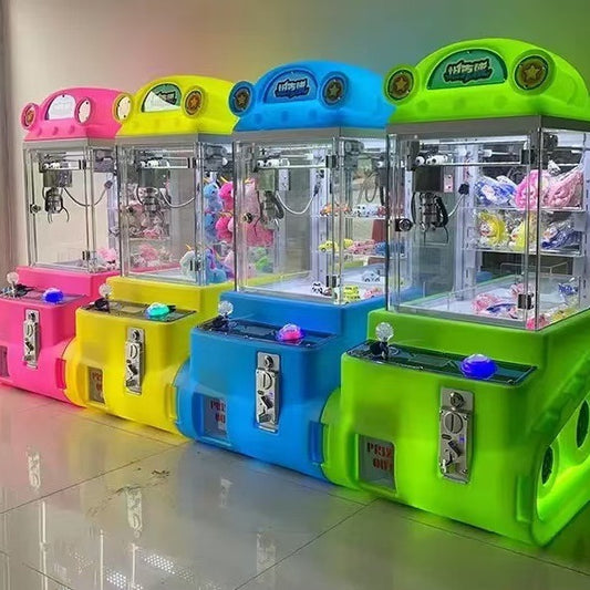 Pequeña máquina de garras de premios para niños, diferentes colores.