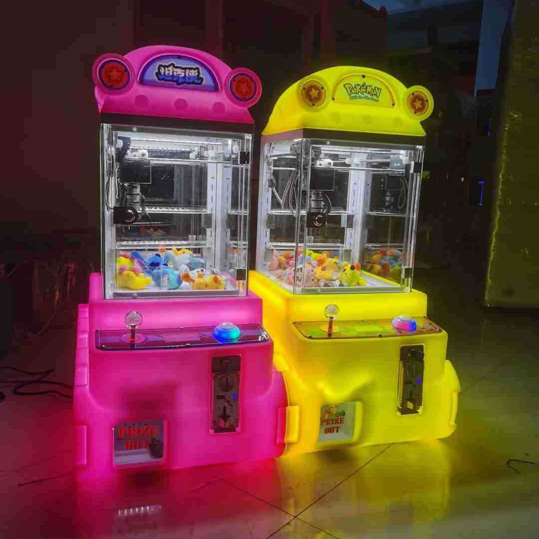 Pequeña máquina de garras de premios para niños, diferentes colores.