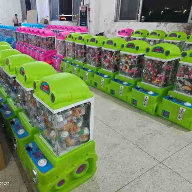 Pequeña máquina de garras de premios para niños, diferentes colores.
