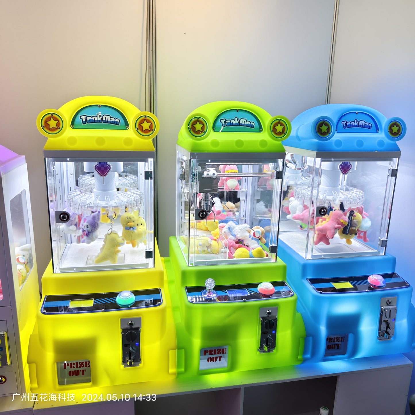 Pequeña máquina de garras de premios para niños, diferentes colores.