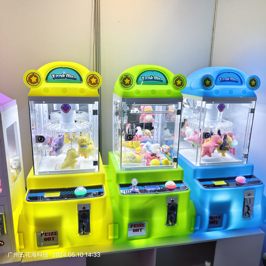 Pequeña máquina de garras de premios para niños, diferentes colores.