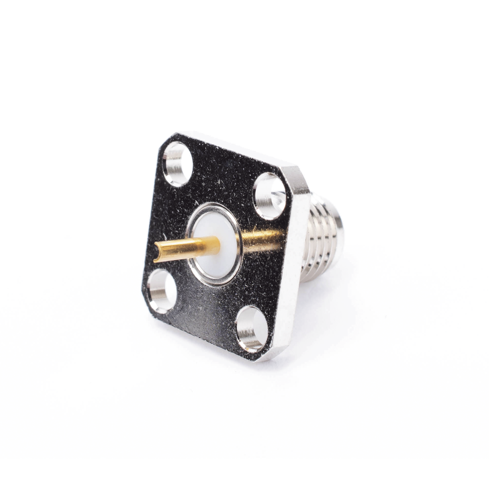 Conector SMA Hembra, Montaje de Panel Cuadrado, 4 Perforaciones, Soldable, Niquel/ Oro/ Teflón