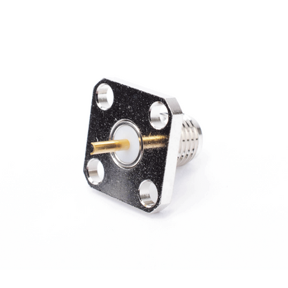 Conector SMA Hembra, Montaje de Panel Cuadrado, 4 Perforaciones, Soldable, Niquel/ Oro/ Teflón