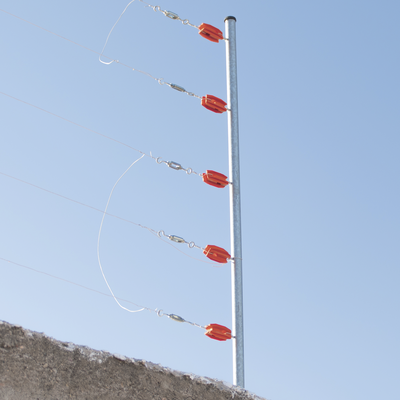 Aislador de Esquina Rojo para Cercos Eléctricos / 18 kV / Resinas Vírgenes / Resistencia 7.5-10.2 kg / Anti UV / 66 mm x 31.6 mm