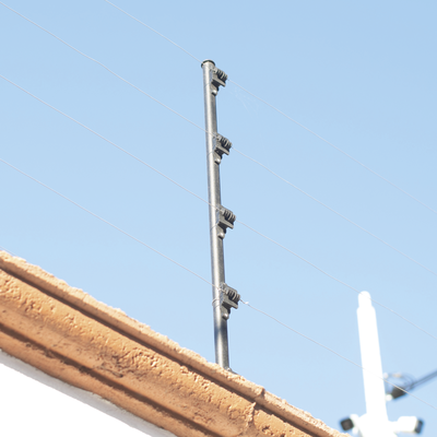Aislador de Paso Reforzado para Cercos Eléctricos / Aislamiento hasta 18 kV / Resistente a Clima Extremo / Polipropileno y Policarbonato