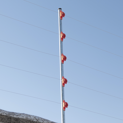 Aislador de Paso Rojo Reforzado para Cercos Eléctricos / Aislamiento hasta 18 kV / Resistente a Clima Extremo / Polipropileno y Policarbonato