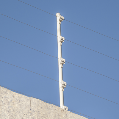 Aislador de Paso Blanco Reforzado para Cercos Eléctricos / Aislamiento hasta 18 kV / Resistente a Clima Extremo / Polipropileno y Policarbonato